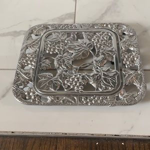 Arthur court grape weave expandable trivet